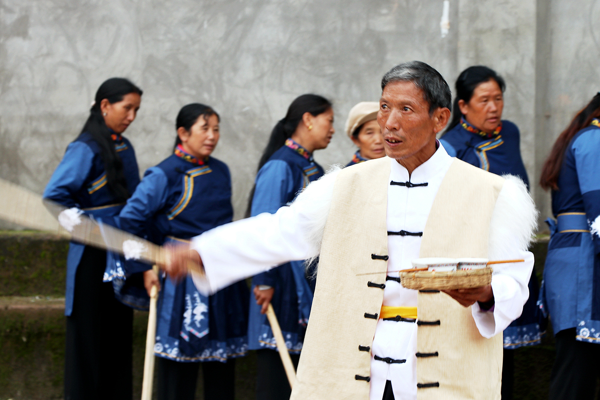2016年3月，和吉兄组织本村白族拉玛传统文化拉玛祭祀当中刀舞技艺交流培训活动，图中为和吉兄正在支持教授拉玛祭祀仪式。 拷贝.jpg